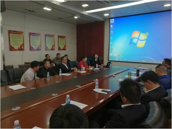 保山移动综合部总司理李梅（前排右一）在培训会上讲话。。