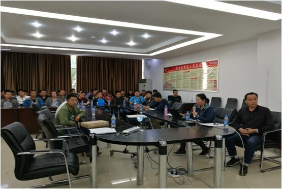 亚游集团ag8办公室主任宋洋（右二）在清静培训会上宣贯亚游集团ag8公司车辆治理制度和清静执律例则。